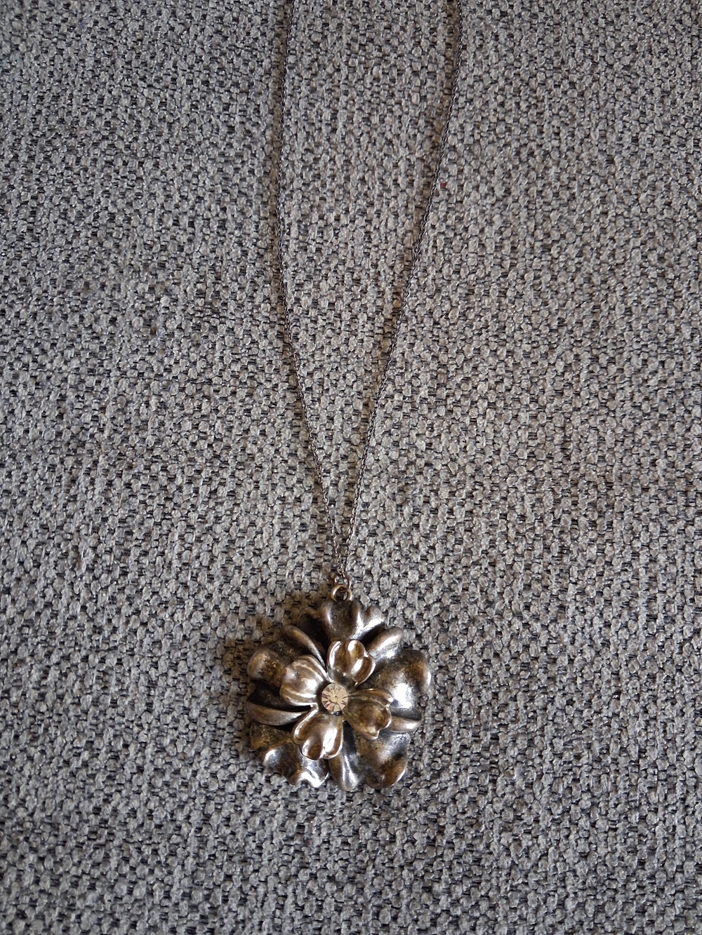 Silver Flower Pendant Necklace - Elegant Women's Jewelry
